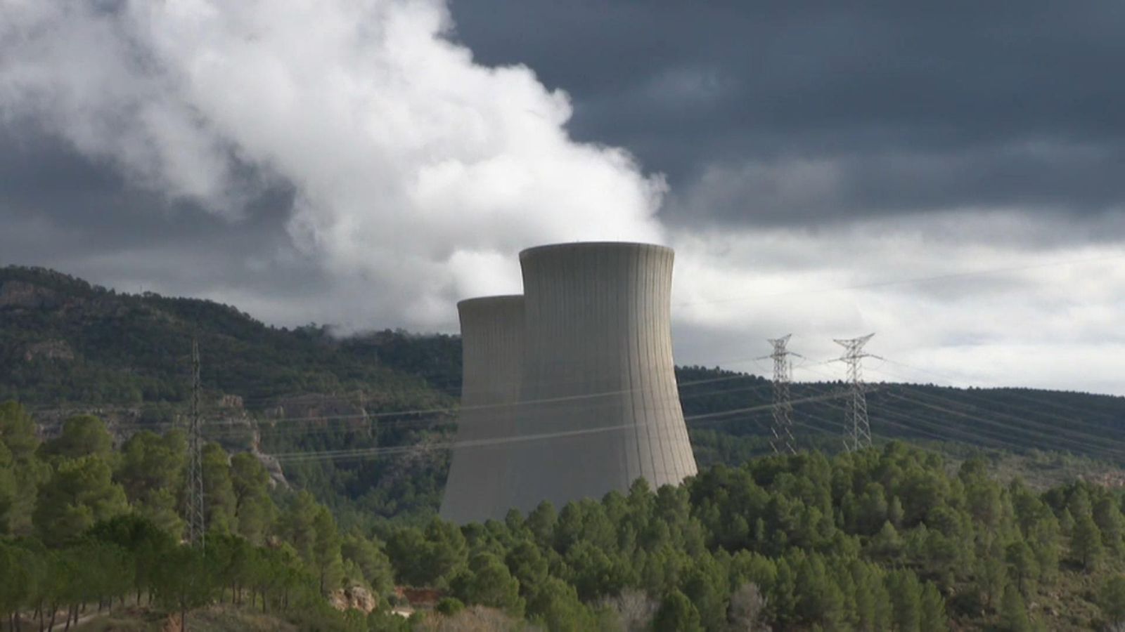 El foc s'ha iniciat dins de la zona d’exclusió de la central nuclear de Cofrents
