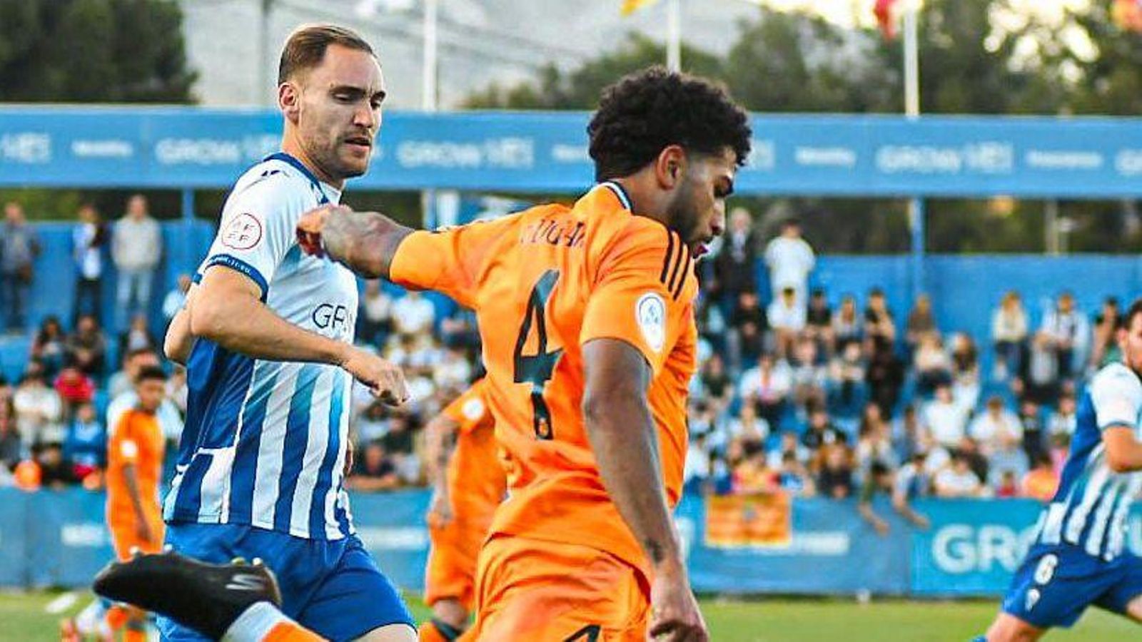 Un jugador de l'Alcoià, en una acció del duel