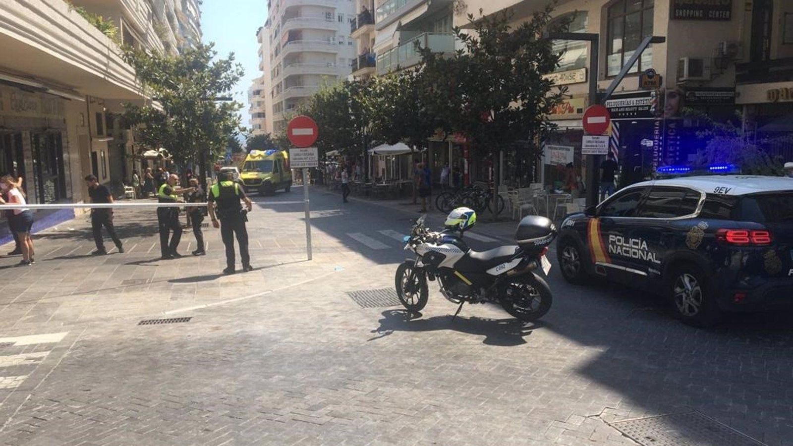 Imatge del carrer, acordonat per la policia