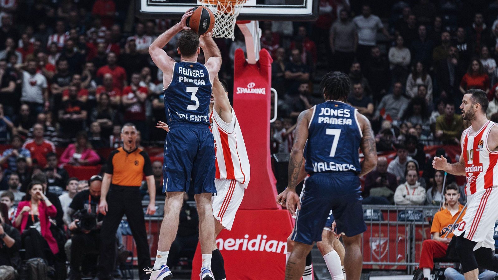 Reuvers en una acció en l'últim partit contra l'Estrela Roja