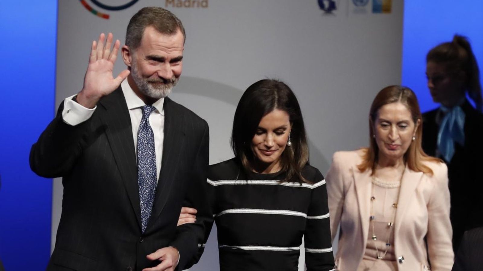 Felip VI, acompanyat per la reina Letícia i la presidenta del Congrés, saluda durant el Congrés Mundial de Dret