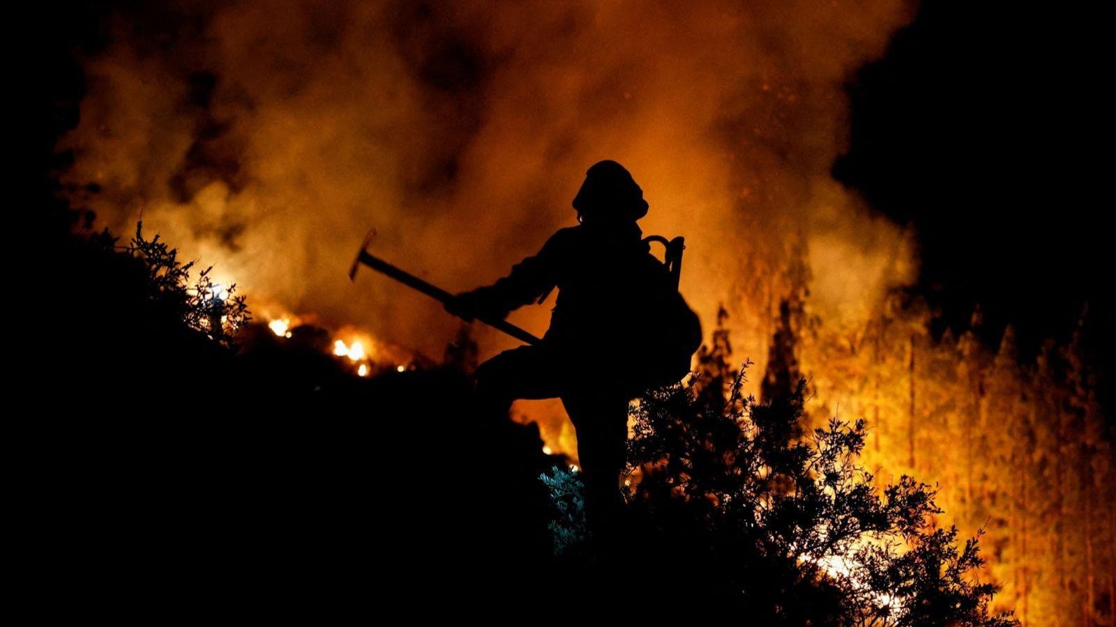 Un bomber lluita contra les flames de l'incendi forestal declarat a l'illa de Tenerife Incendi Tenerife agost 2023