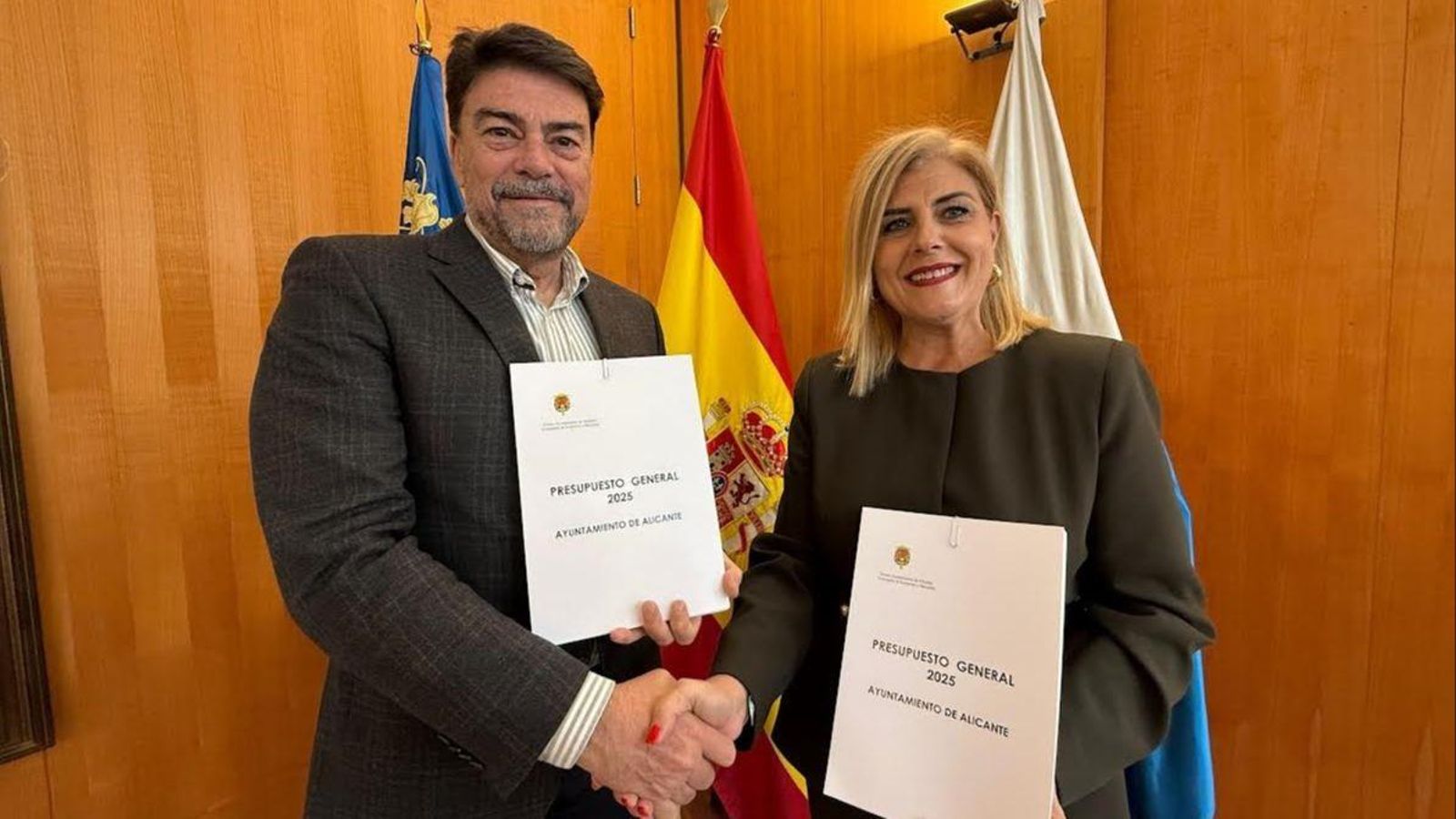 Barcala i Robledillo posen amb el projecte acordat per als pressupostos del 2025 Barcala i Robledillo posen amb el projecte acordat per als pressupostos de 2025