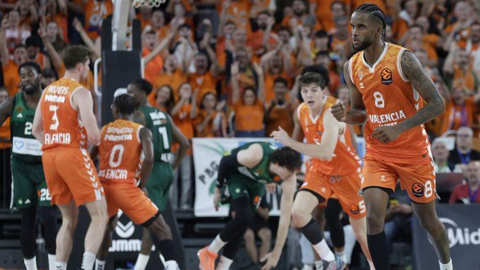 Imatge d'un partit de l'Eurolliga al Roig Arena entre el València Basket i el Panathinaikos