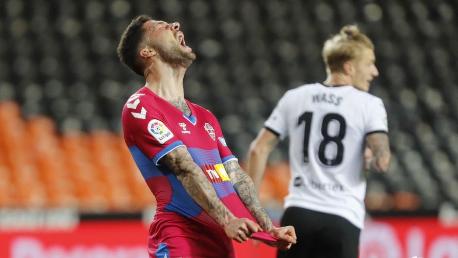 Tete Morente es lamenta d'una acció davant l'autor del gol del partit, Daniel Wass