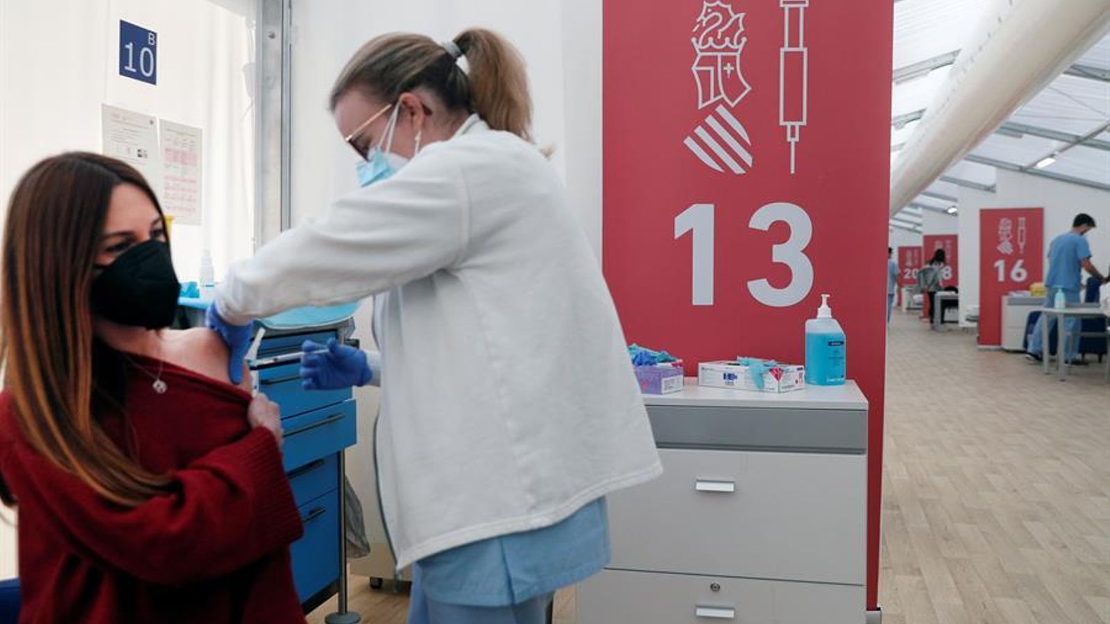 Una docent rep la vacuna d'AstraZeneca en un dels centres habilitats per la Generalitat