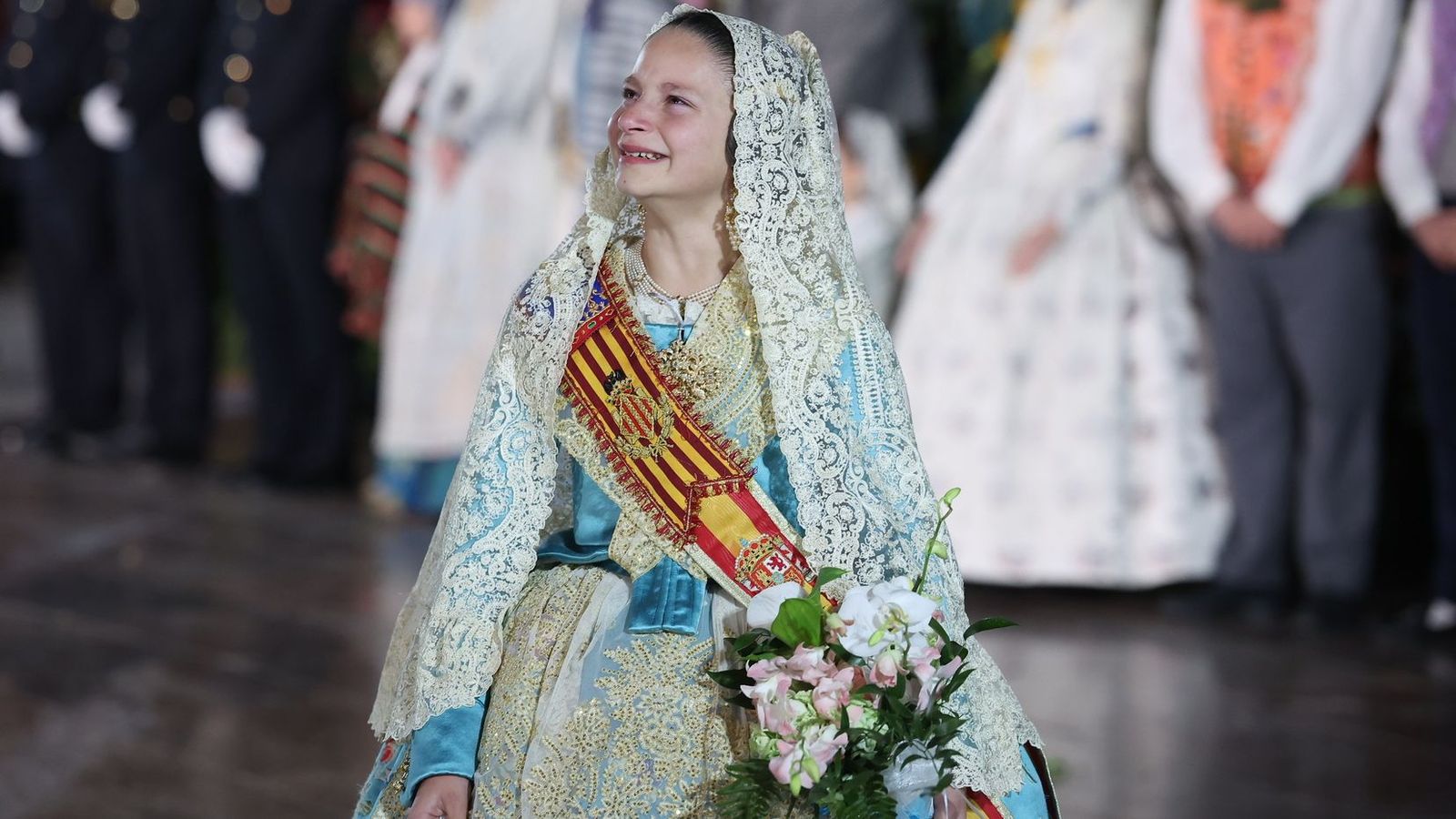 Marta Mercader, fallera major infantil de València, visiblement emocionada, en vorejar el cadafal de la Mare de Déu passades les 2:30 hores de la matinada