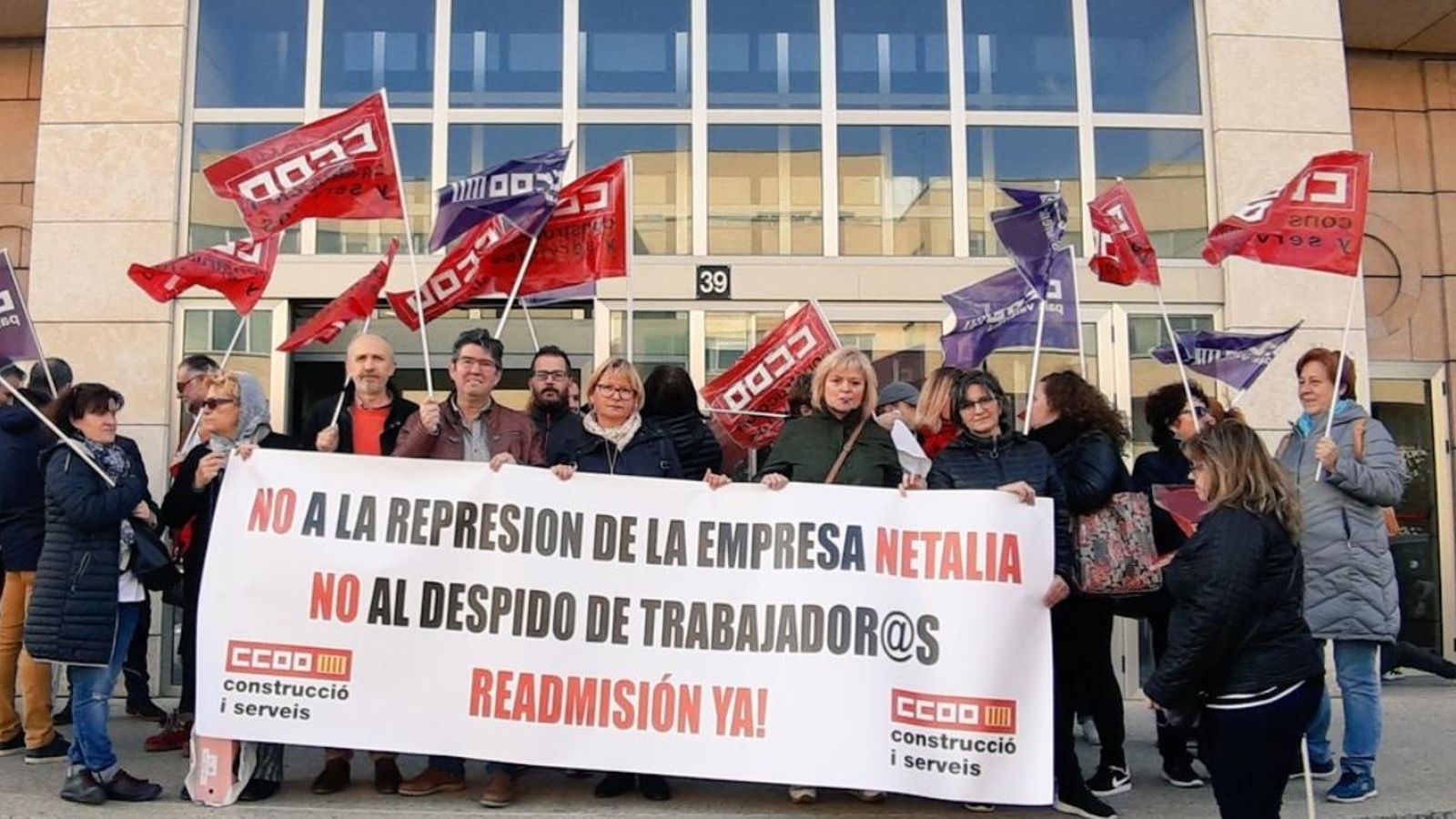 Imatges de la protesta d'aquest dimecres davant la subdelegació del govern espanyol