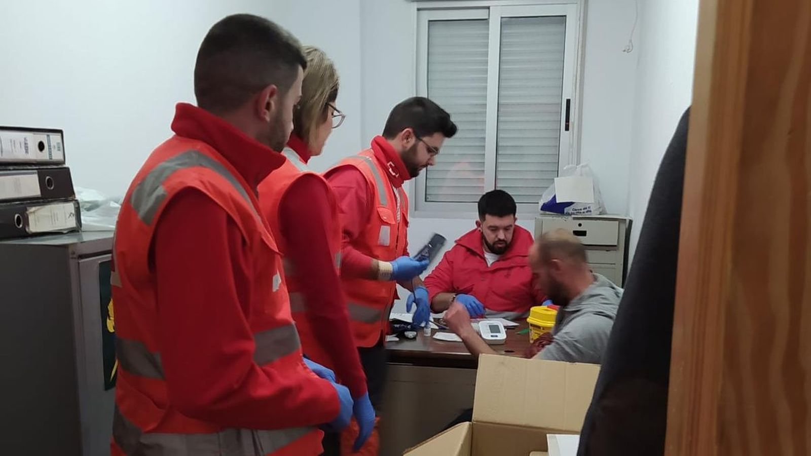 Personal de Creu Roja atén a un dels migrants