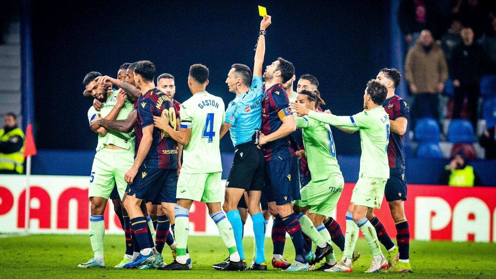 Moment en què Iborra espenta l'àrbitre del partit Moment en què Iborra espenta l'àrbitre del partit