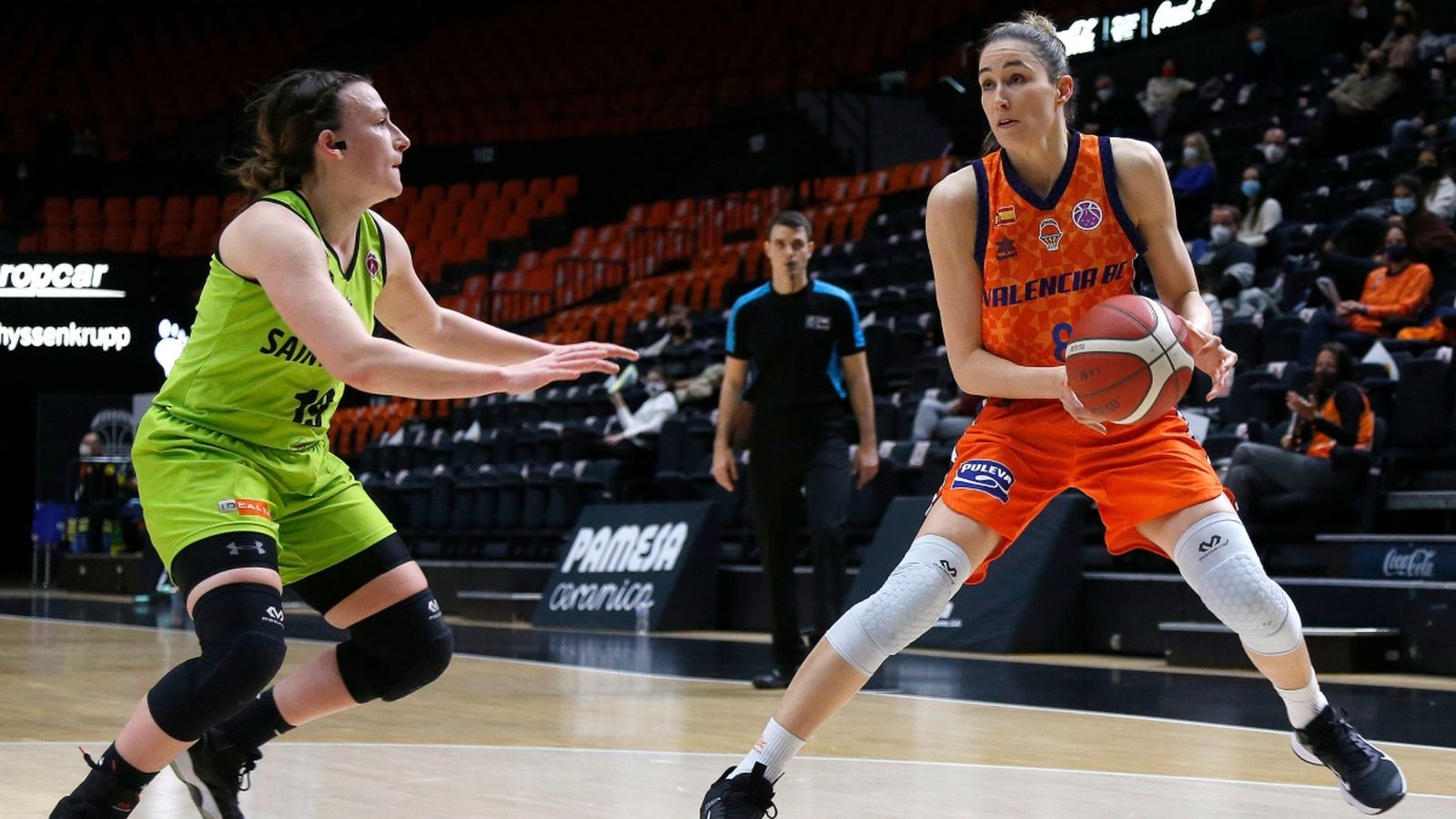 Rebecca Allen en una acció en el partit davant el Saint-Amand Hainaut-Basket