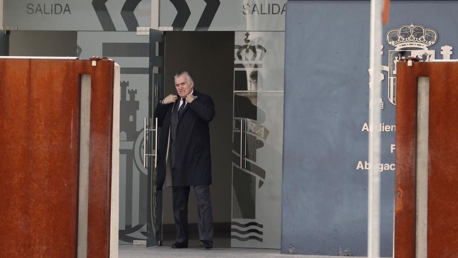 L'extresorer Luis Bárcenas eixint de l'Audiència Nacional