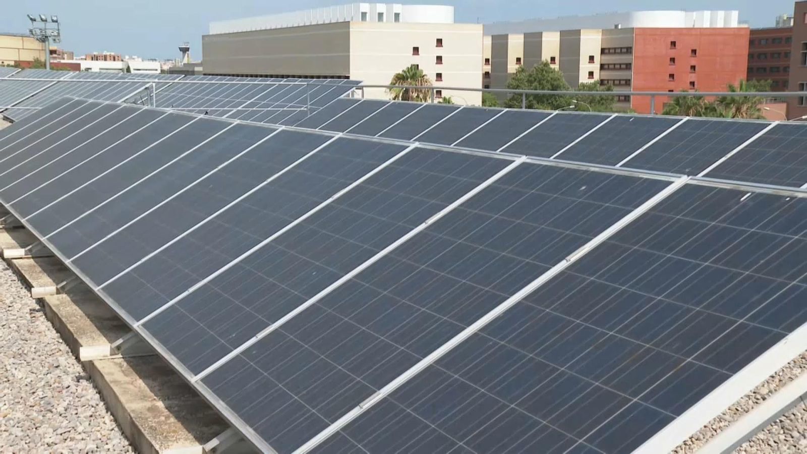Sostre d'un institut amb plaques solars