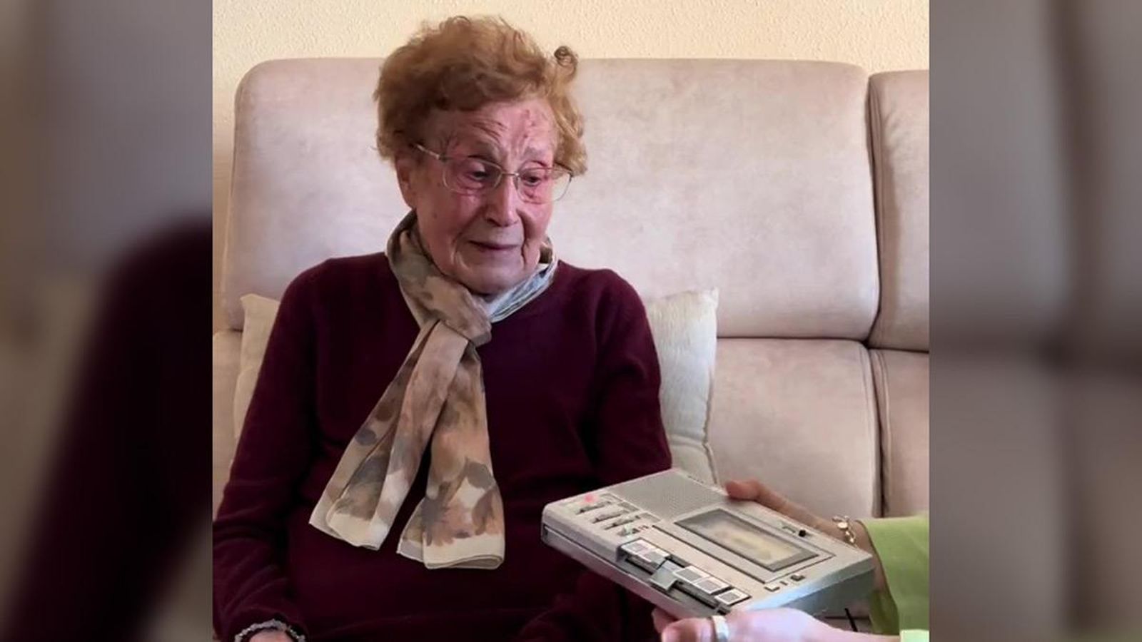 Moment del vídeo en què Asunción torna a escoltar la veu de son pare