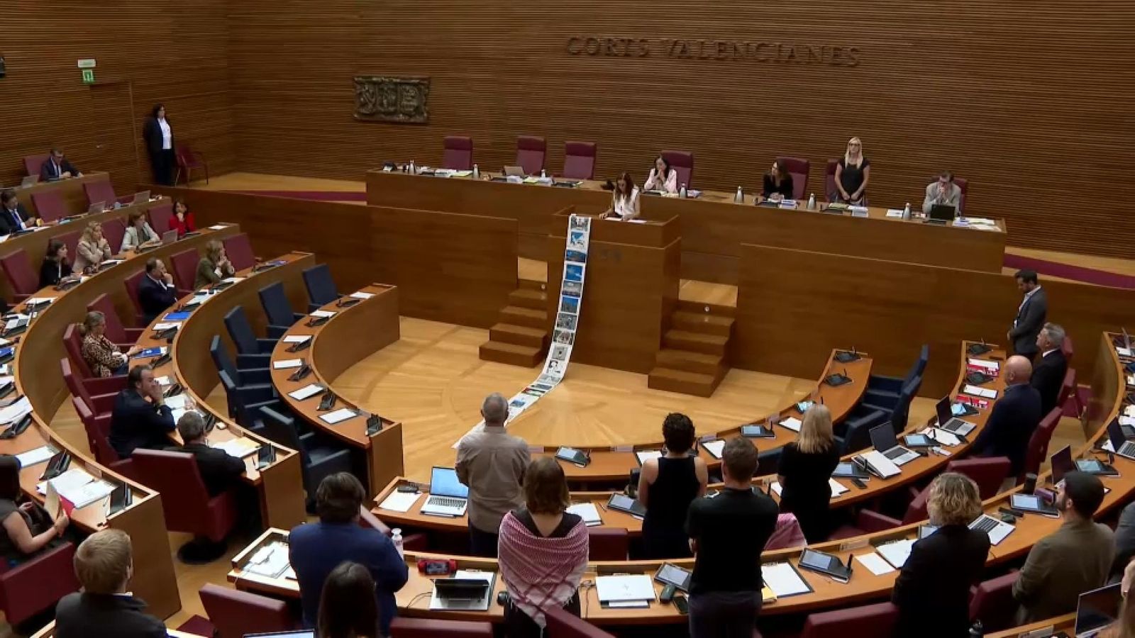 Les Corts durant el minut de silenci per Palestina