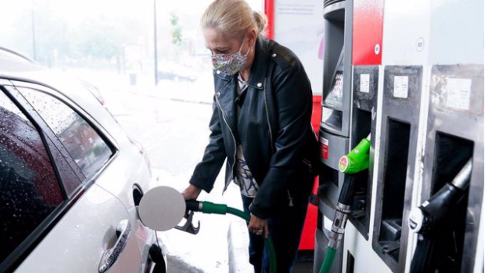 Una dona posa gasolina al seu vehicle en una imatge d'arxiu