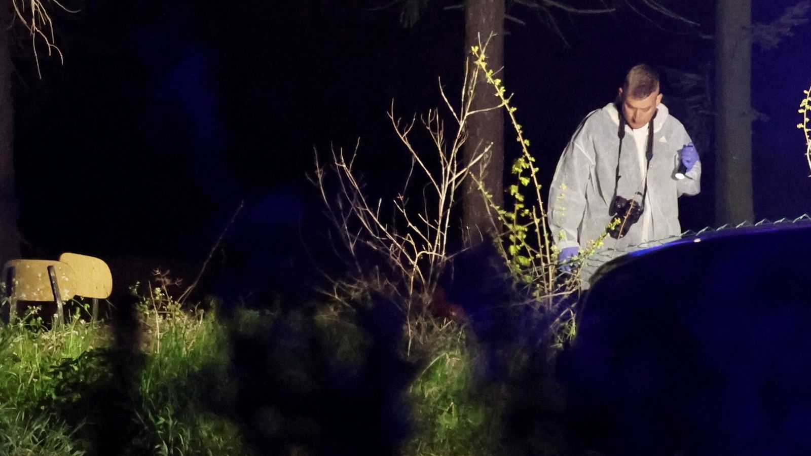 Un investigador inspecciona el lloc dels fets, en la ciutat de a Mladenovac