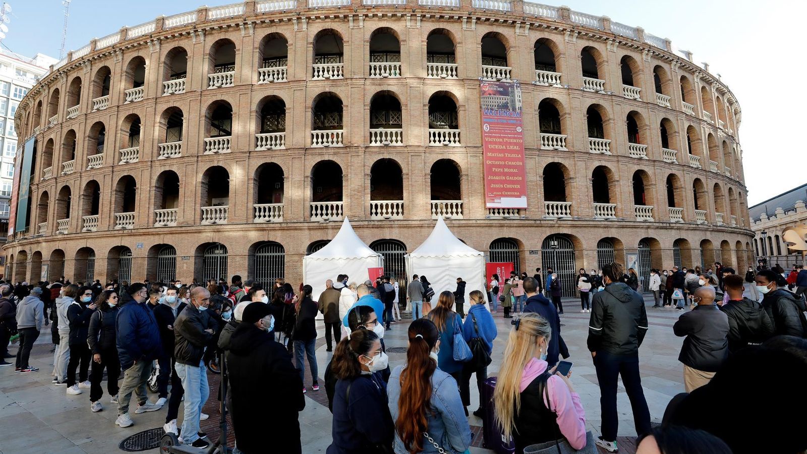 Cues al punt mòbil de vacunació de la plaça de bous de València