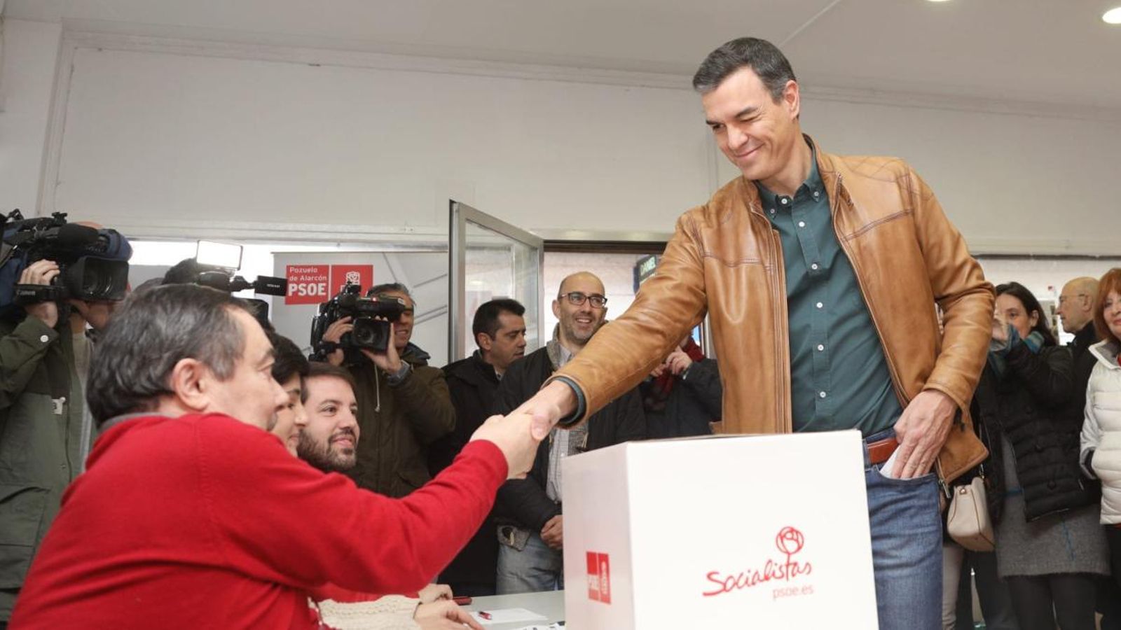 Pedro Sánchez deposita el vot