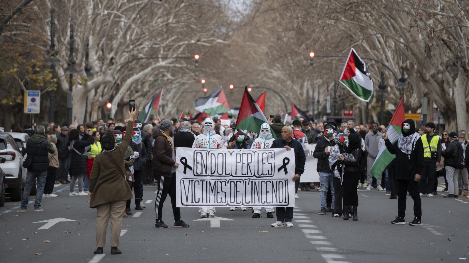 Manifestació de suport a Palestina, amb la pancarta de condolença per les víctimes de Campanar encapçalant la marxa Manifestació de suport a Palestina, amb la pancarta de condolença per les víctimes de Campanar encapçalant la marxa