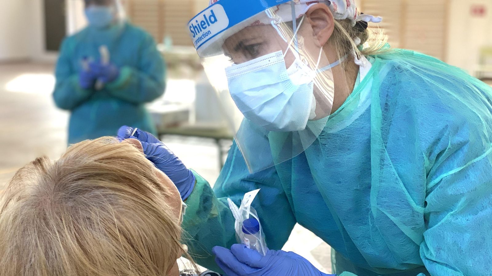 Una infermera realitza una prova PCR en una imatge d'arxiu