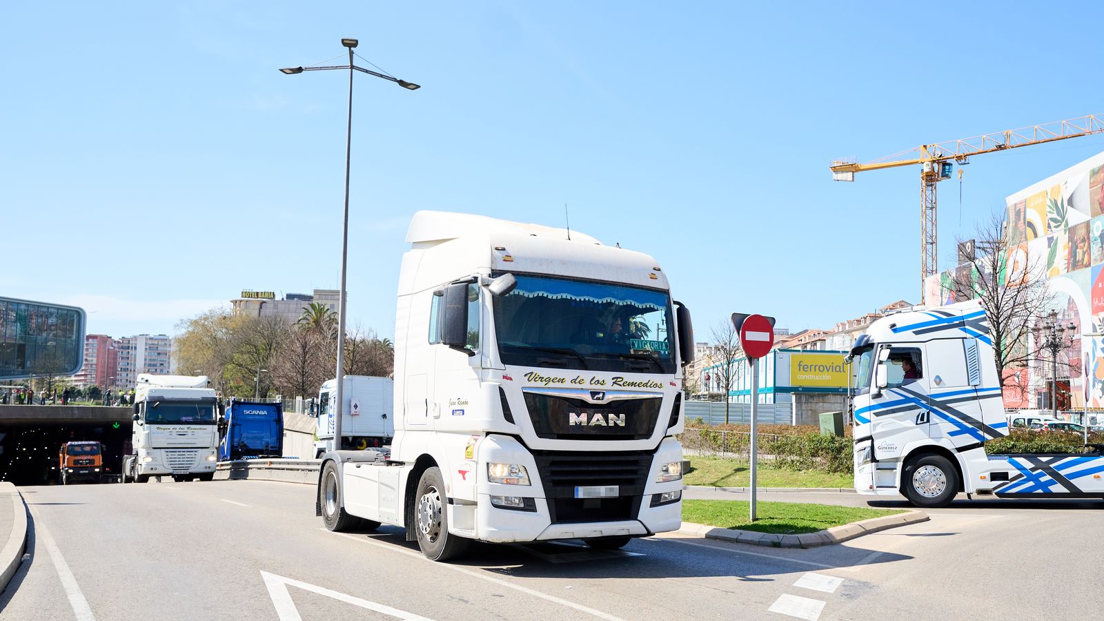 Un camió, durant una protesta, en arxiu