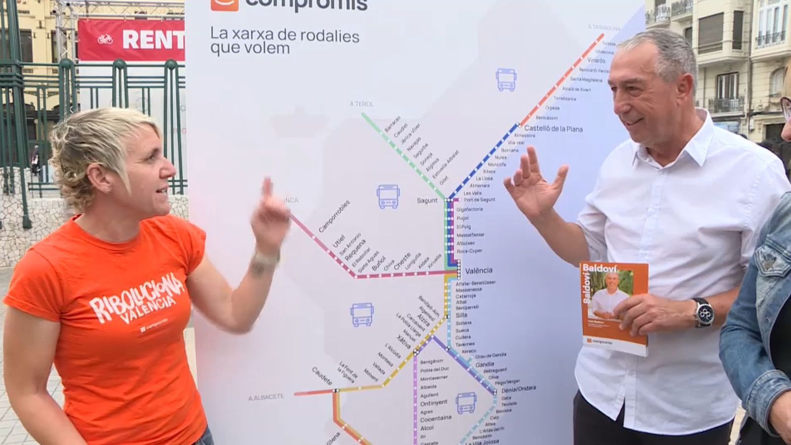 Joan Baldovi i Papi Robles, a les portes de l'Estació del Nord de València, on Compromís han presentat la seua proposta per a millorar el servei de Rodalies