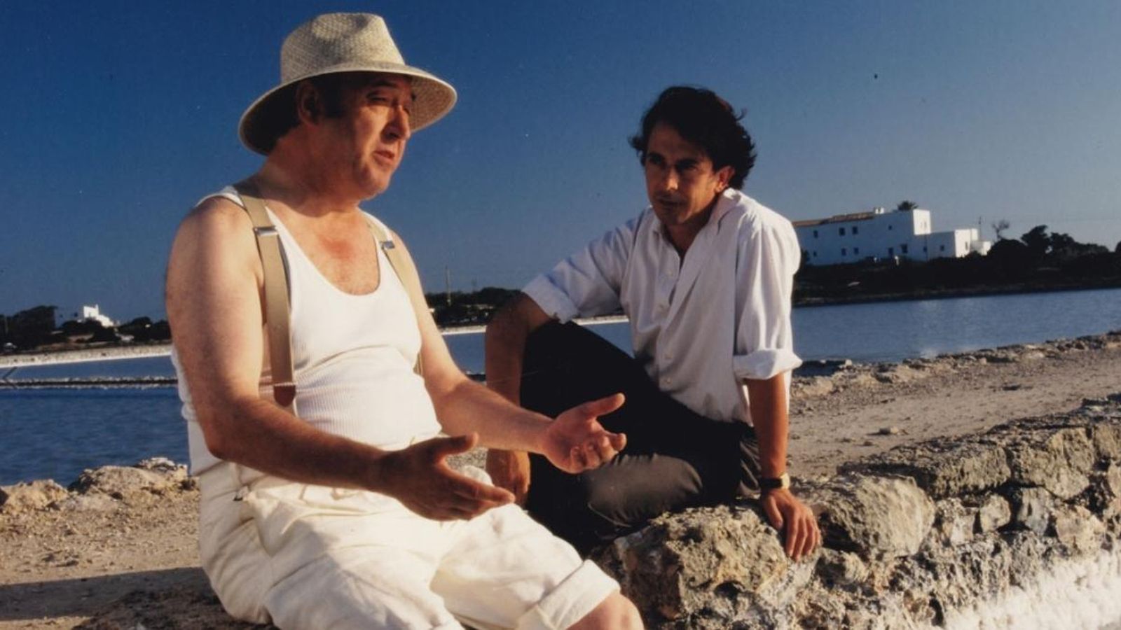 Juli Mira, a l’esquerre, en una escena de L’illa de l’holandés (2001)