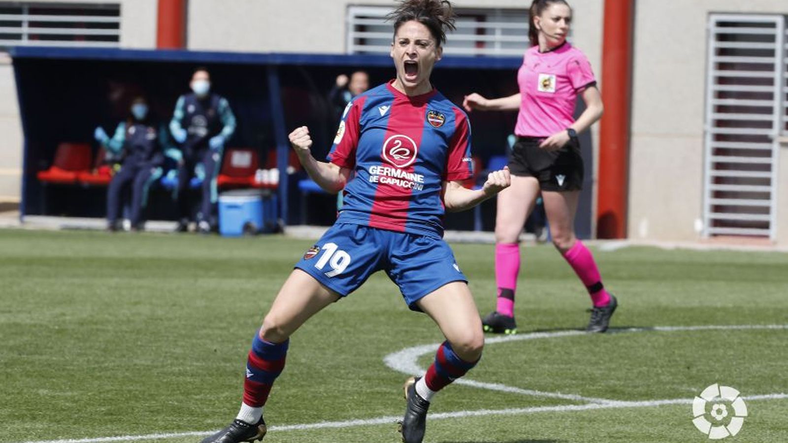 Esther celebra un dels gols