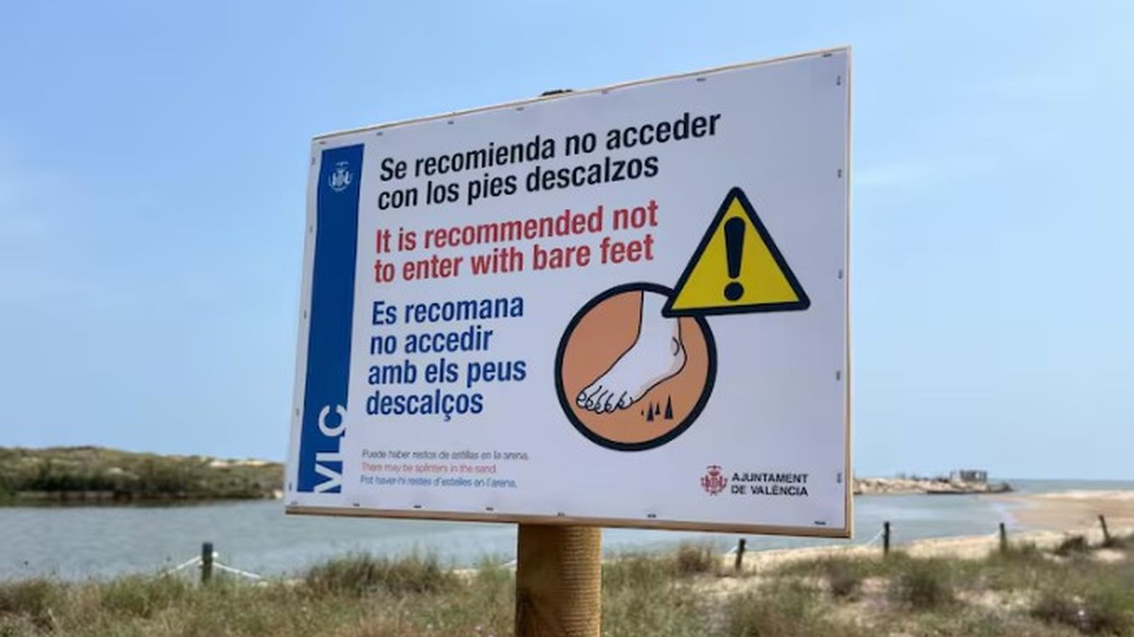 Cartell de l'Ajuntament de València en el qual es recomana no caminar descalç en a les platges afectades per la dana