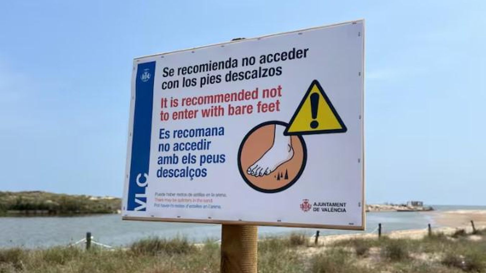 Cartell de l'Ajuntament de València, en el qual es recomana no caminar descalç per les platges afectades per la dana Cartell de l'Ajuntament de València en el qual es recomana no caminar descalç en a les platges afectades per la dana
