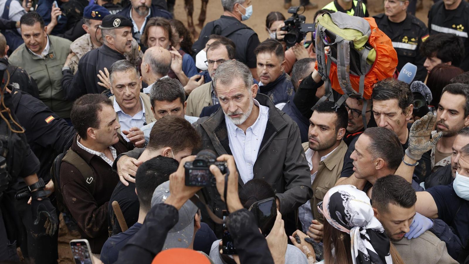 El rei Felip VI, envoltat per una turba enfurida este diumenge a Paiporta