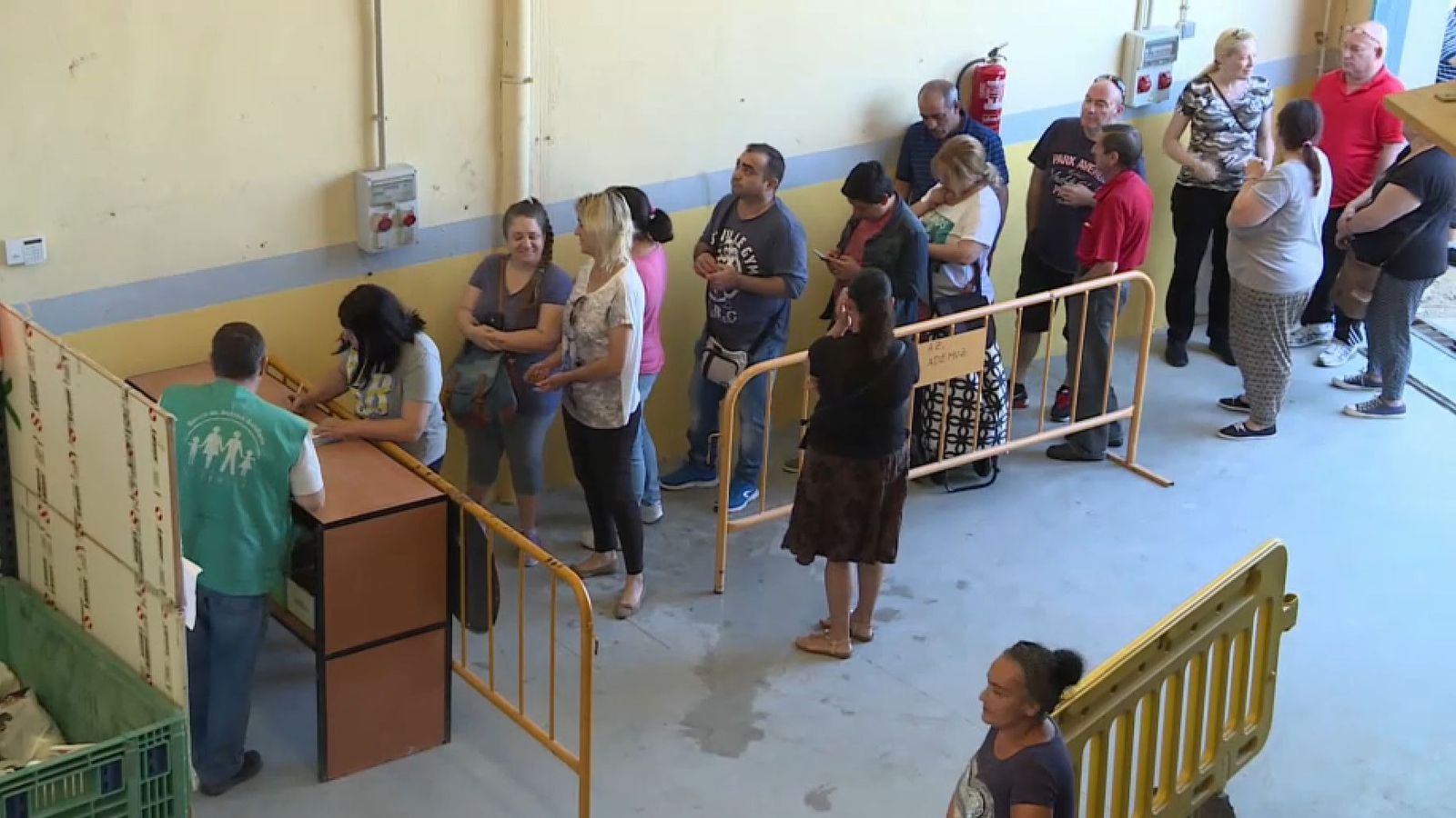 Cua d'usuaris d'un banc d'aliments, en una imatge d'arxiu