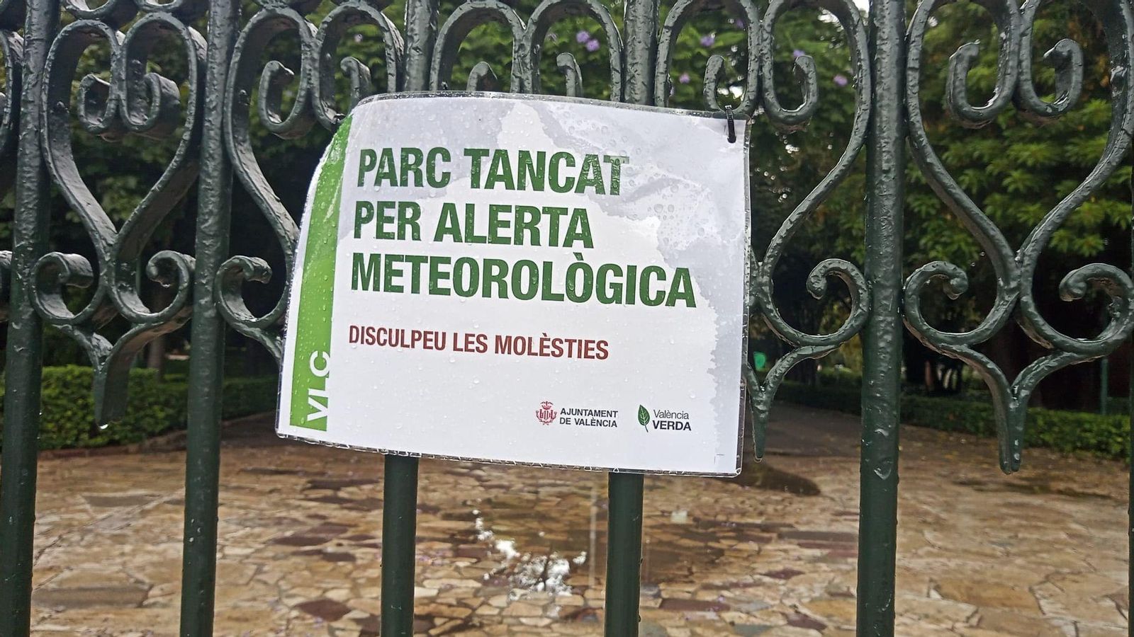 Cartell penjat per l'Ajuntament de València als Jardins de Vivers