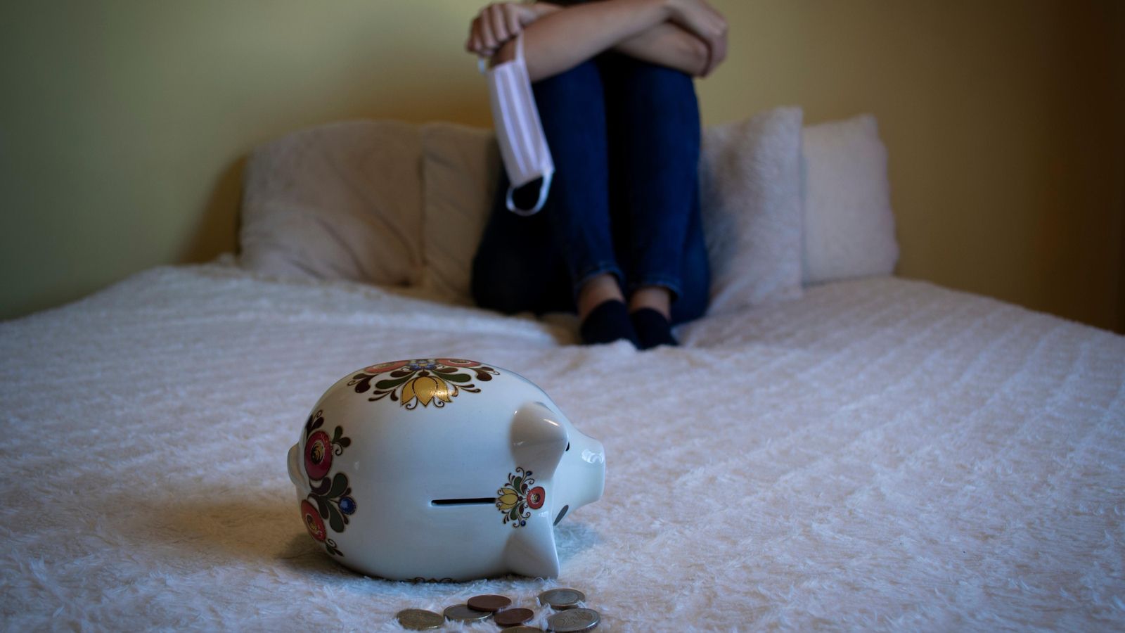 Una dona desesperançada al llit