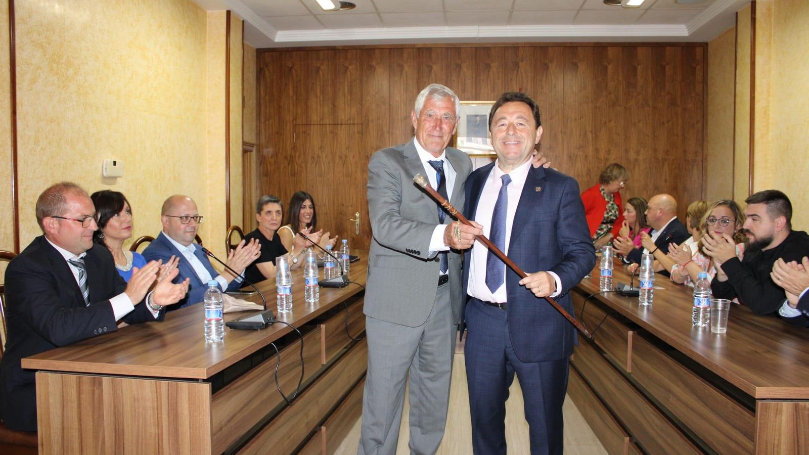 Ismael Corell cedeix la vara de comandament al Popular Paco Ricau