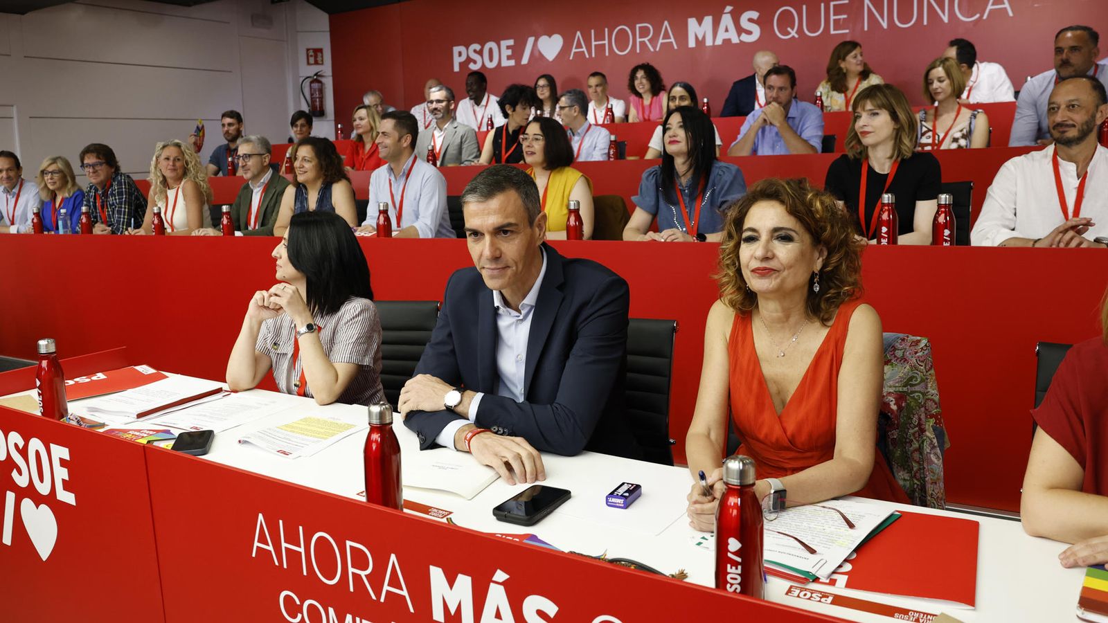 El secretari general del PSOE, Pedro Sánchez, i la vicesecretària general, María Jesús Montero, durant el comité federal del partit, marcat pels casos de corrupció i l'inici del cicle electoral de 2027.