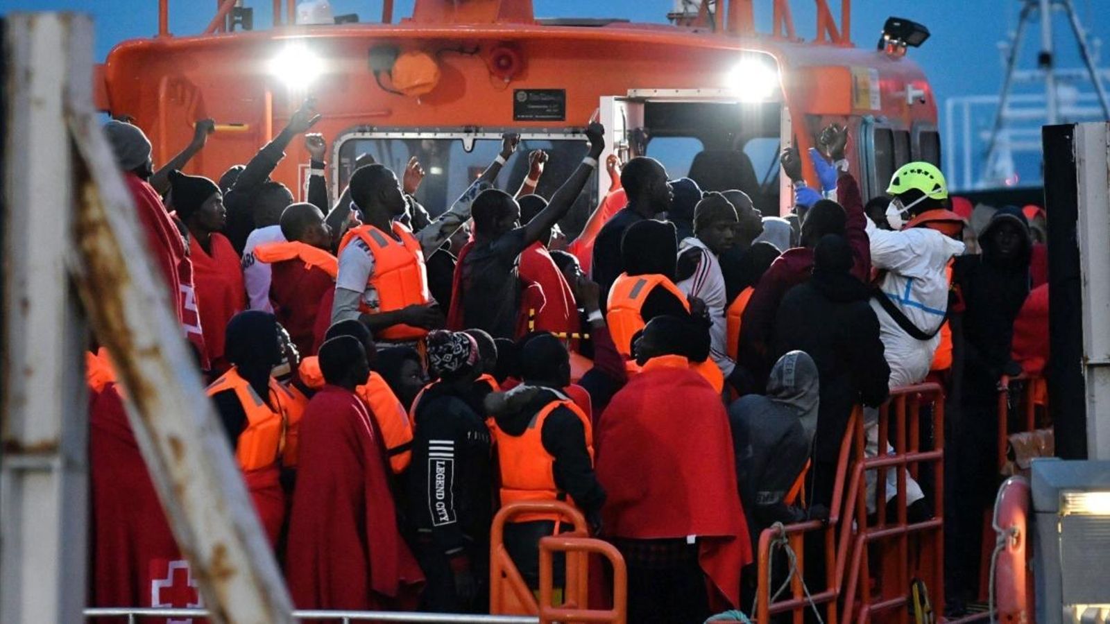 Vora 800 persones que anaven en almenys 14 pasteres han sigut rescatades aquest dijous