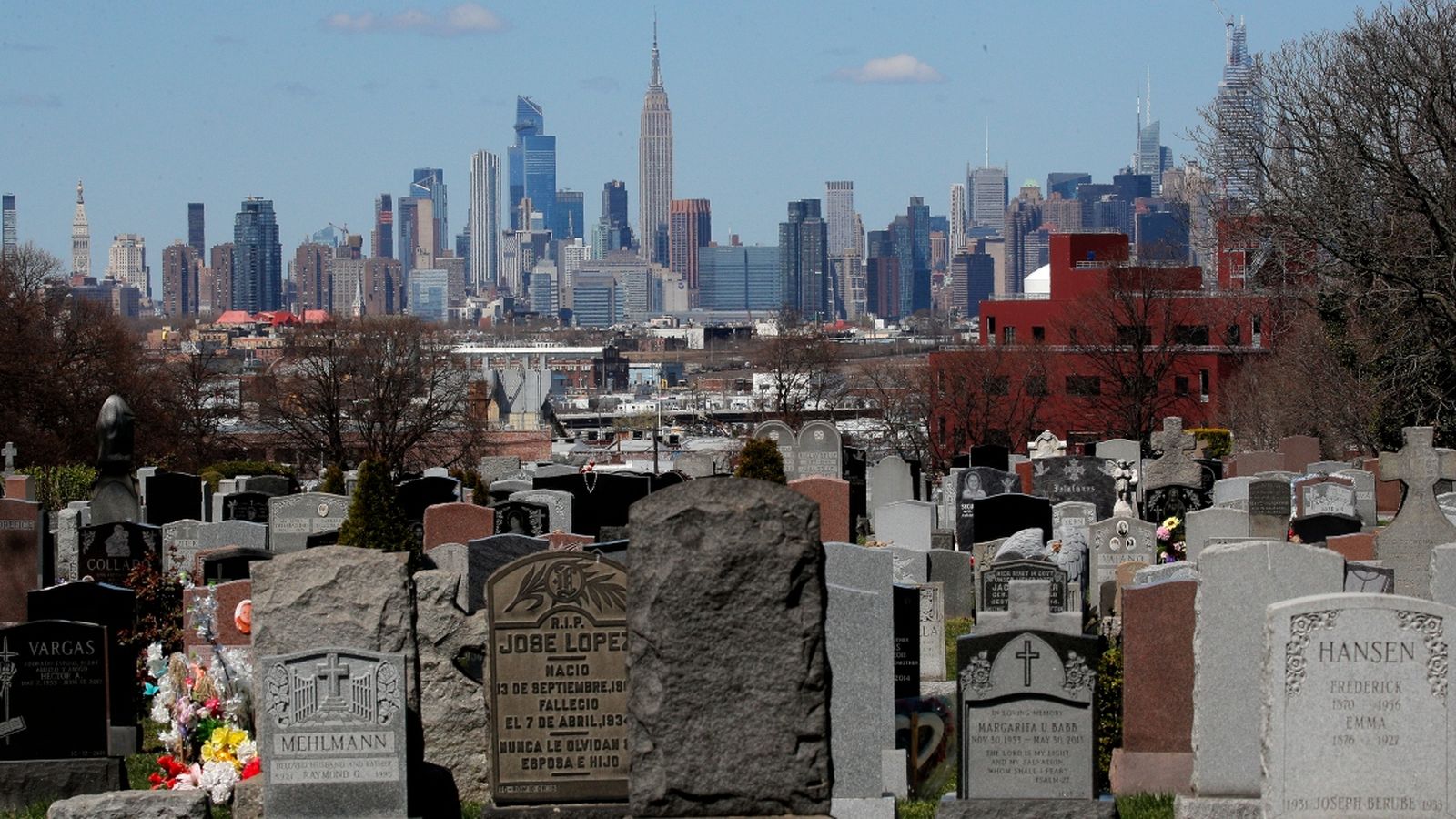 Els edificis de Manhattan es veuen darrere d'un cementeri de Nova York