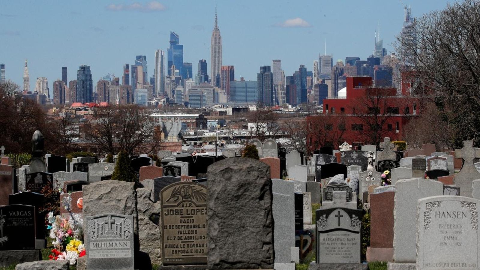 Els edificis de Manhattan es veuen darrere d'un cementeri de Nova York