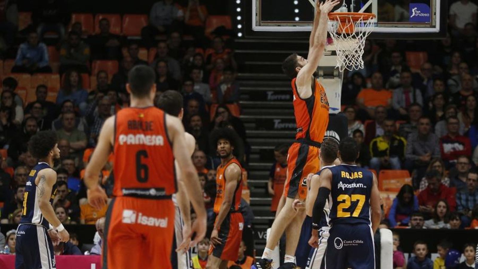 Mike Tobey, amb 15 punts, va ser el màxim anotador del València.