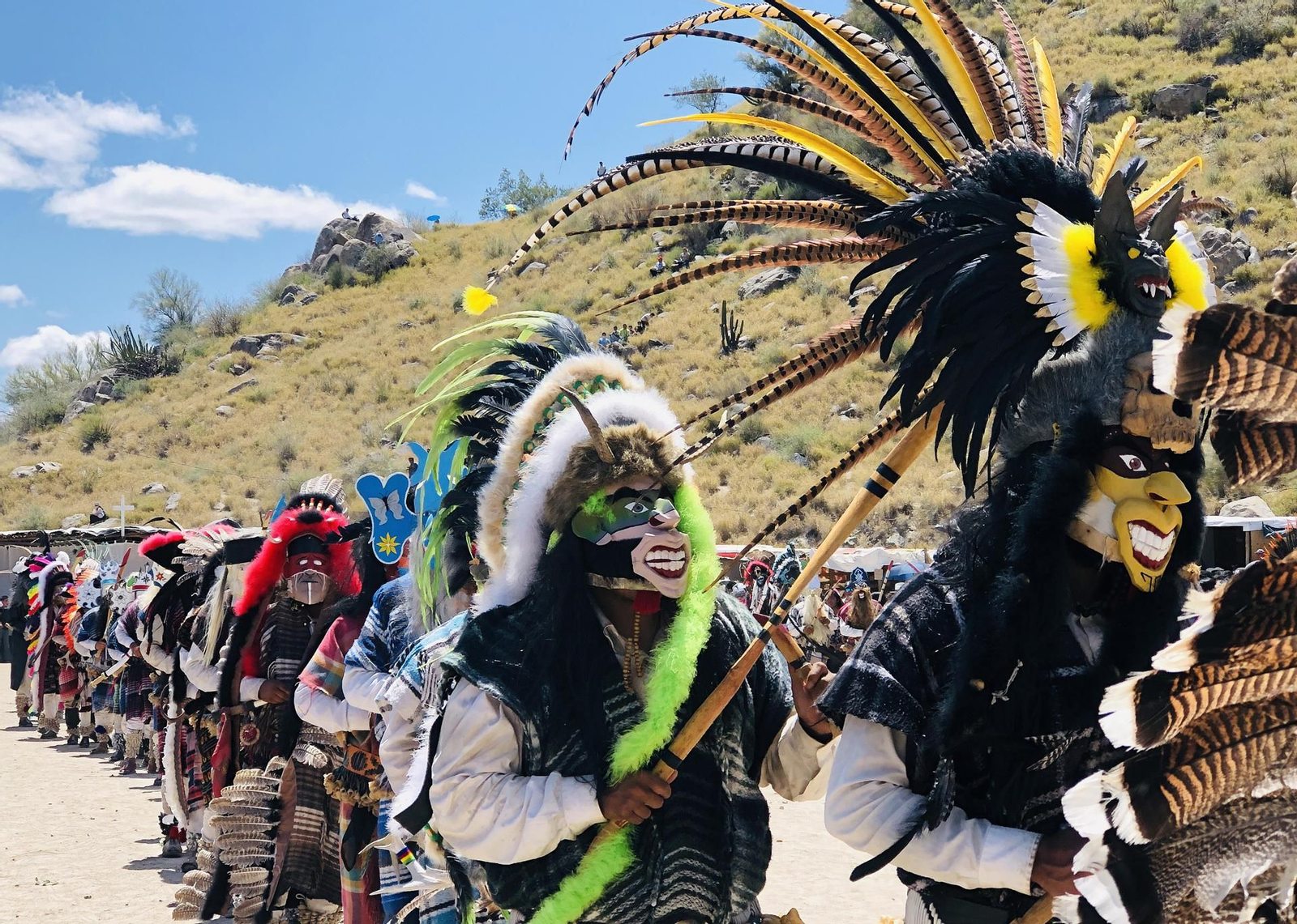 Membres del poble indígena yaqui ballen disfressats i amb màscares en l'inici de la Setmana Santa, una tradició de més de 400 anys d'història amb la qual volen reivindicar el dret a les seues costums i terra (5 d'abril de 2023)