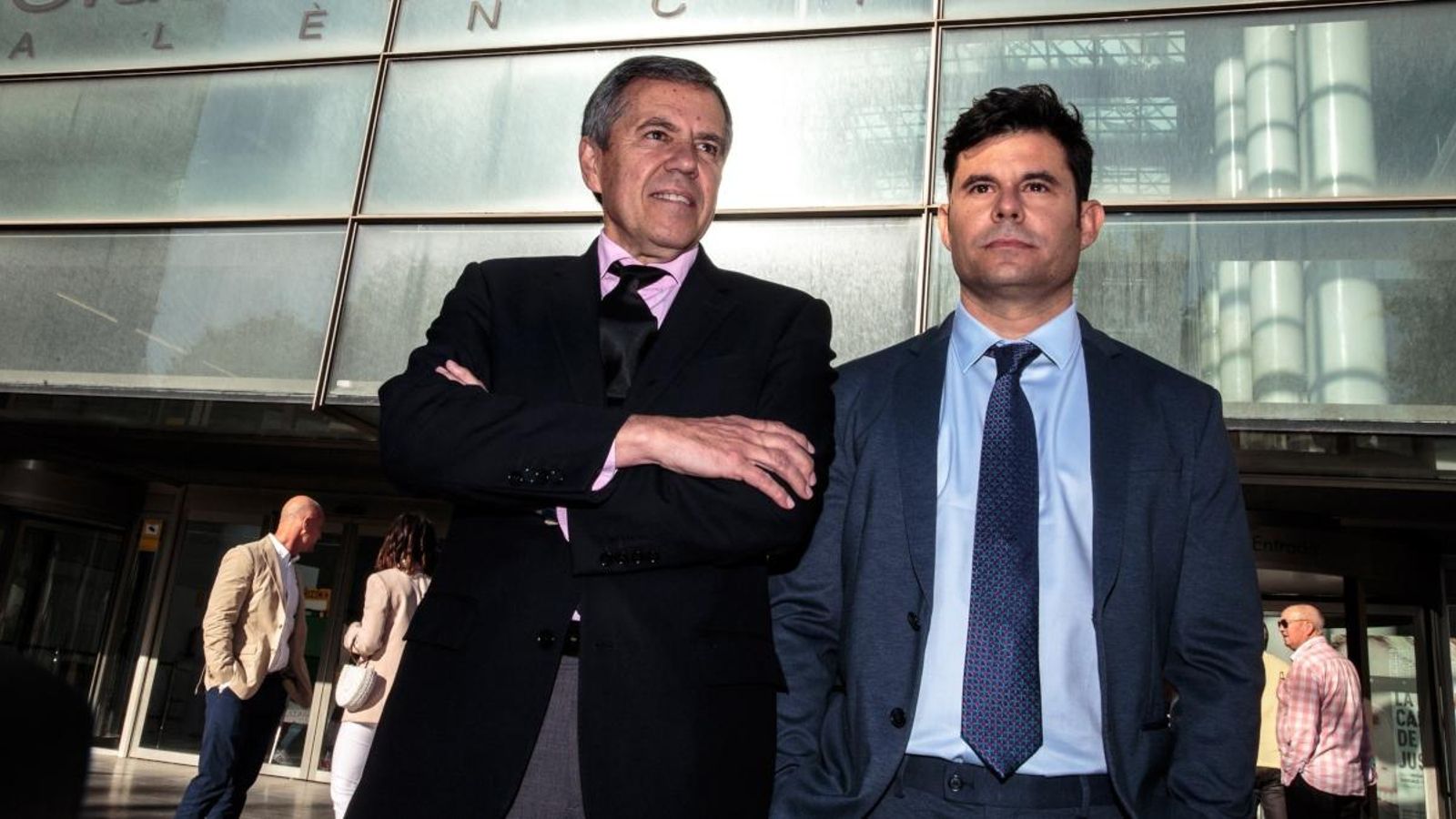 El demandant Javier Sánchez Santos amb el seu advocat, davant la Ciutat de la Justícia de València