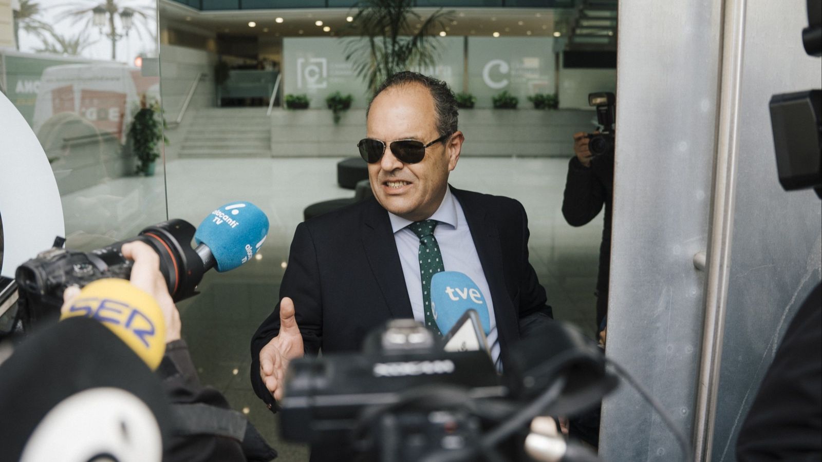Carlos Baño, a la seua arribada a la seu de la Cambra de Comerç d'Alacant en una imatge d'arxiu