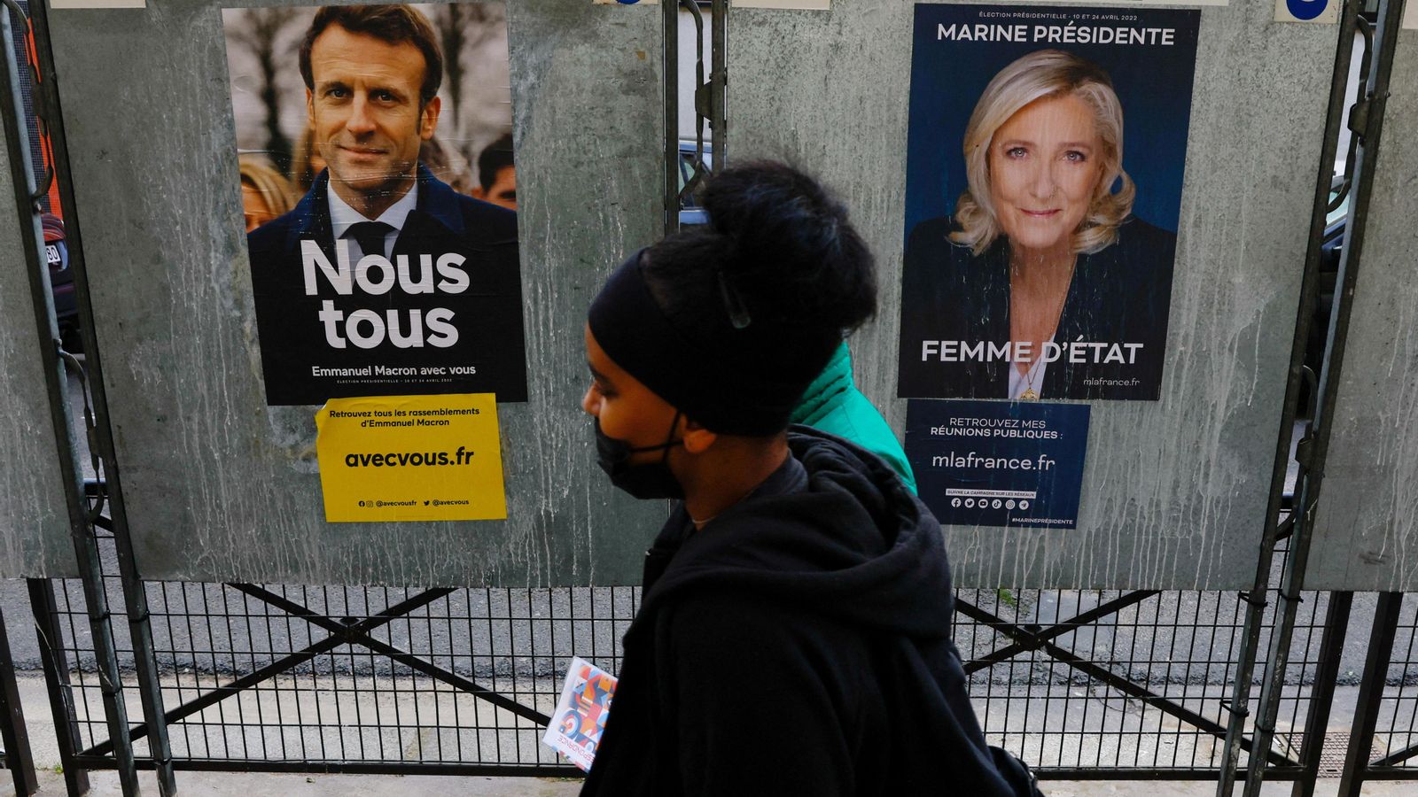 Pancartes dels dos candidats a presidir França en les eleccions del 24 d'abril