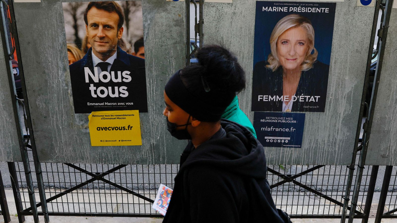 Pancartes dels dos candidats a presidir França en les eleccions del 24 d'abril