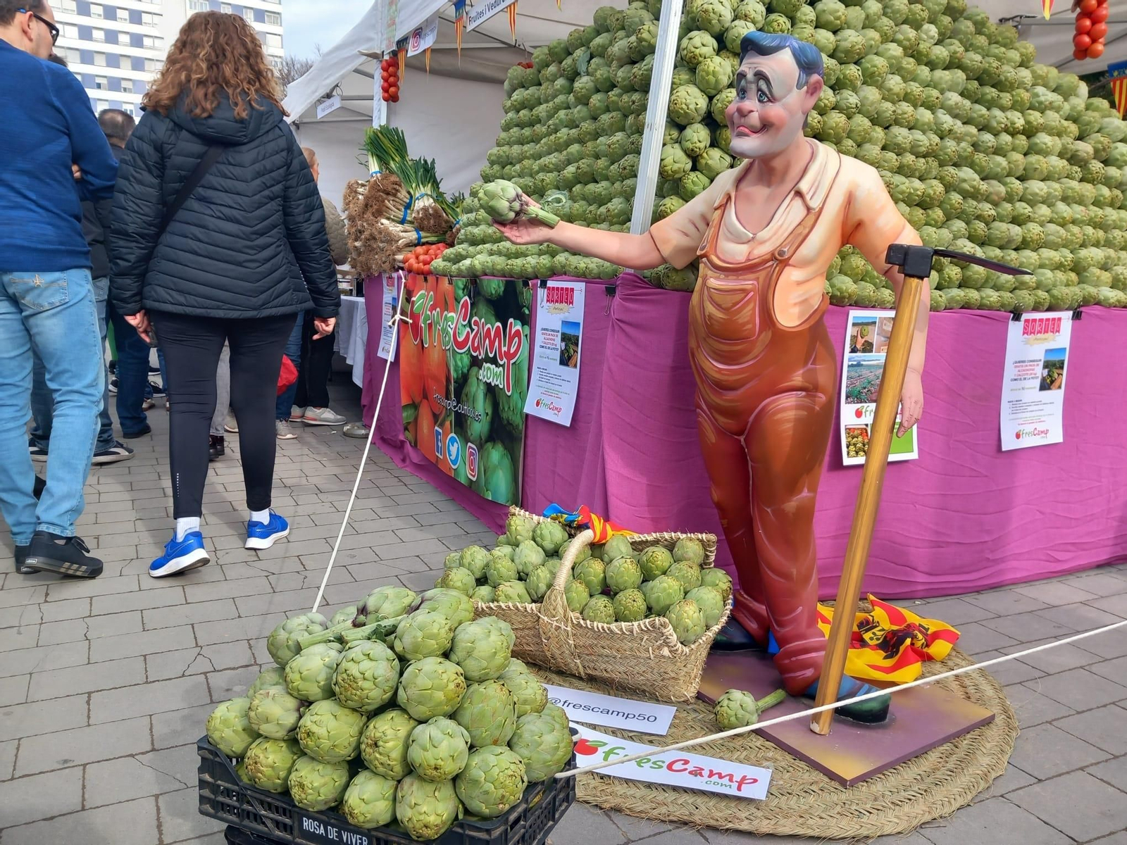Una de les parades del mercat gastronòmic de la XXXII Festa de la Carxofa a Benicarló