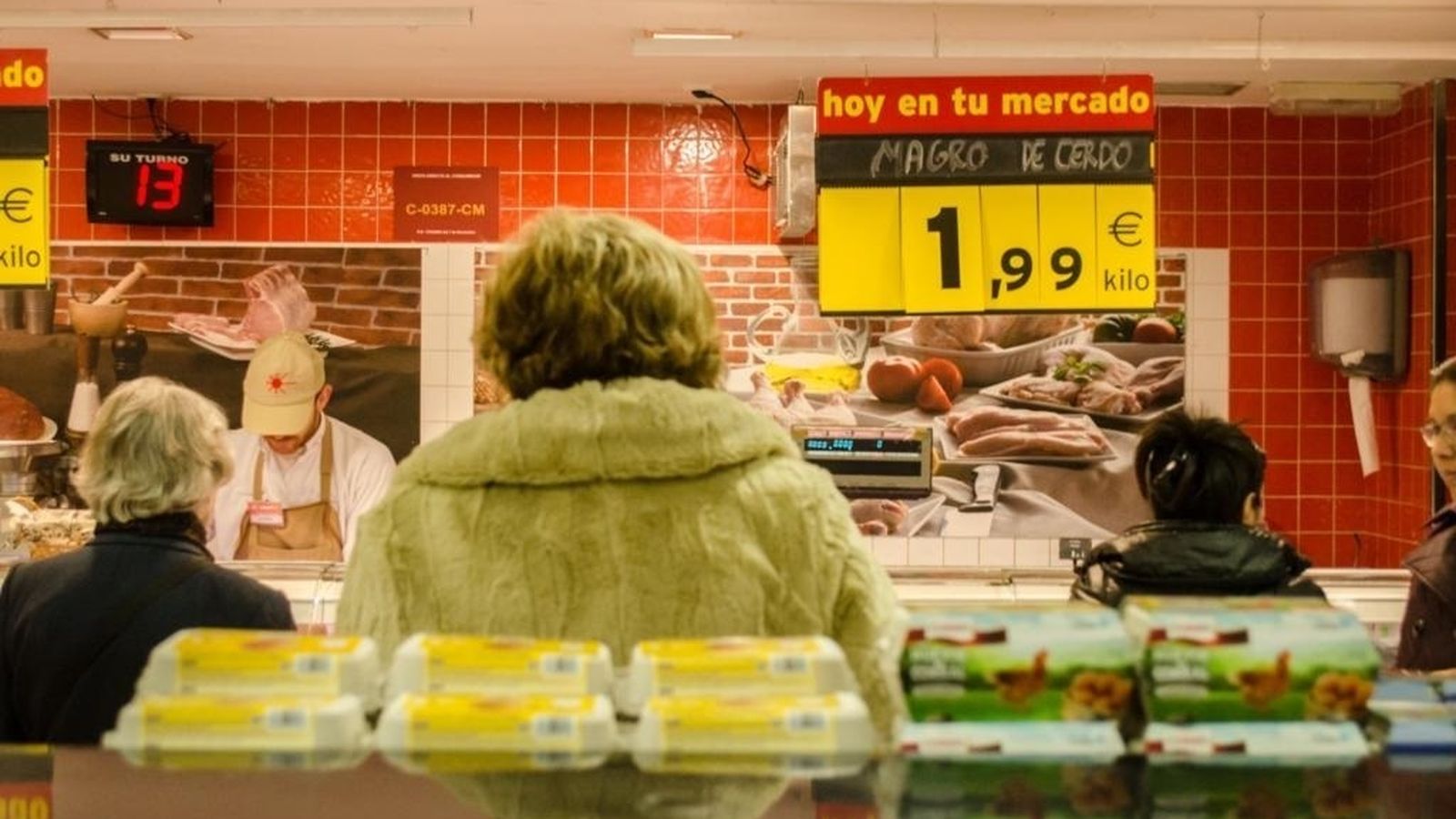 Diverses dones fan cua a la carnisseria d'un supermercat