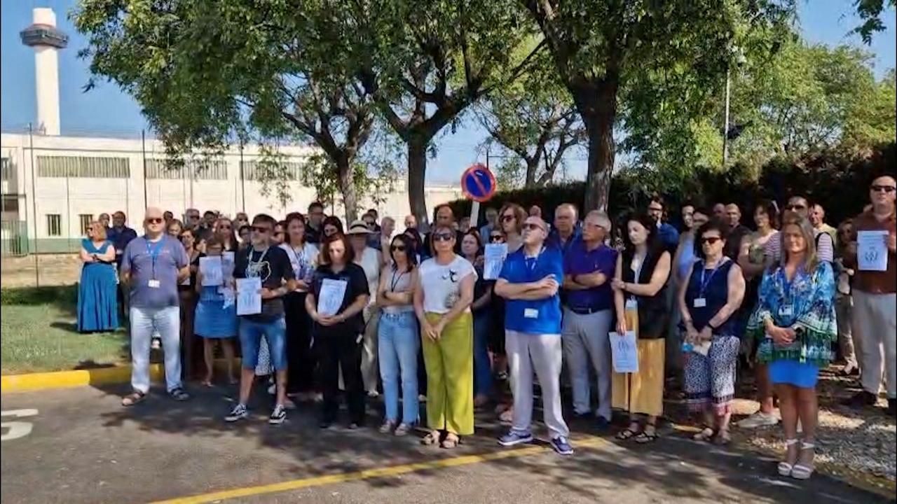 Funcionaris del centre penitenciari de Picassent es concentren a la porta per condemnar l'agressió sexual a una treballadora d'una presó de Sevilla