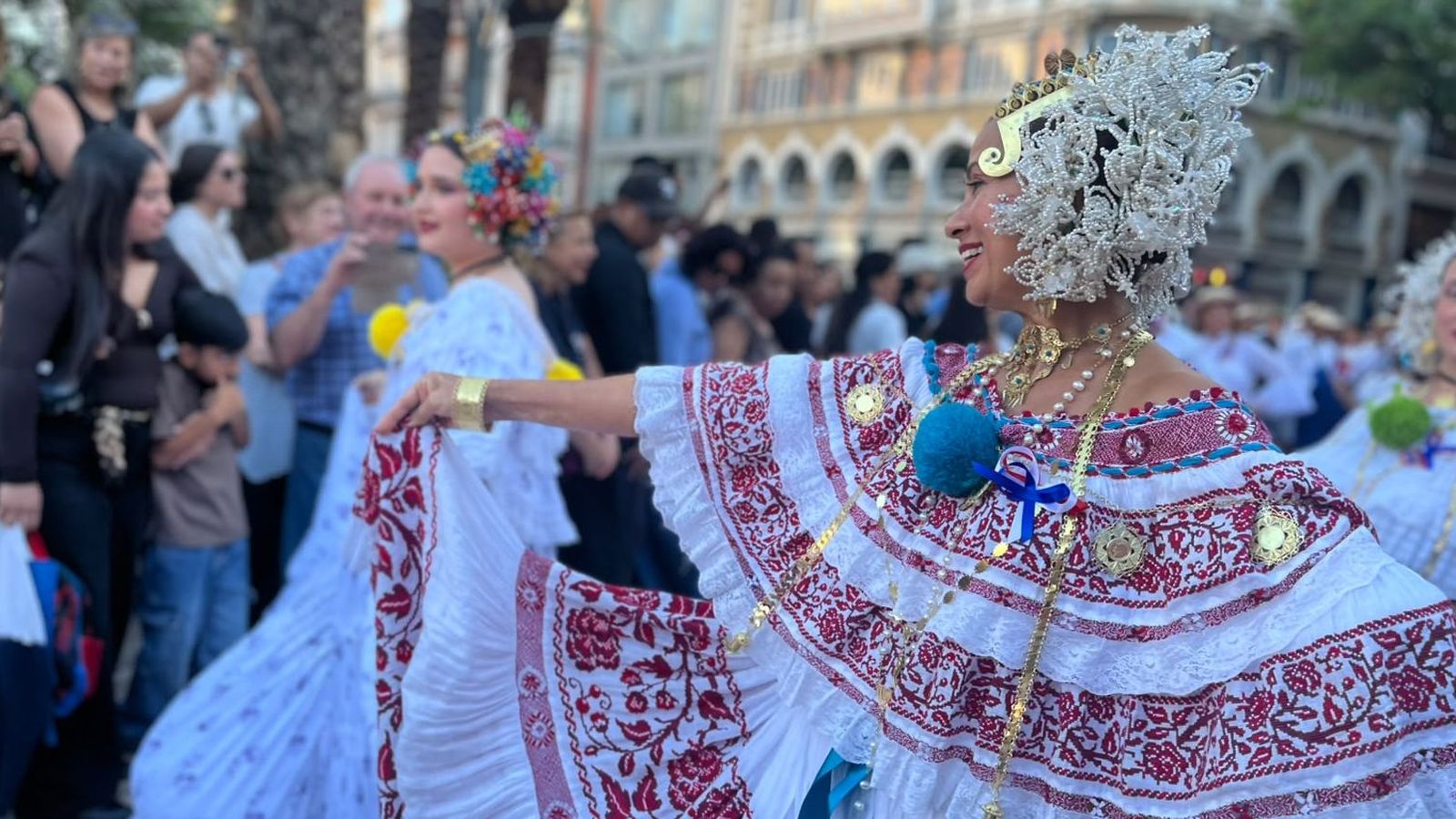 Ballarines del Panamà durant la desfilada a València